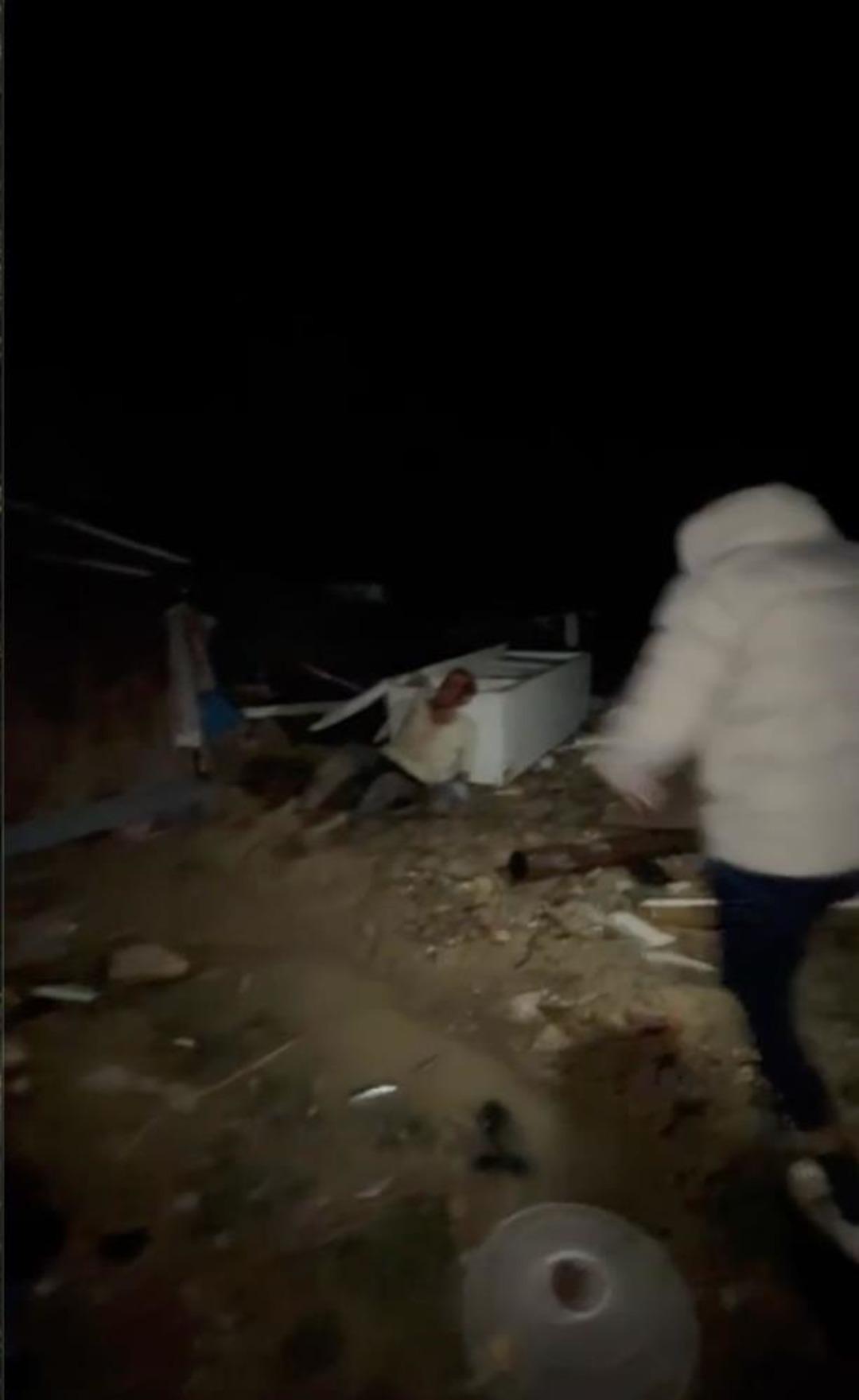 Hortumun savurduğu konteynerdeki yaralı adamın bulunduğu anların g&ouml;r&uuml;nt&uuml;s&uuml; &ccedil;ıktı 2