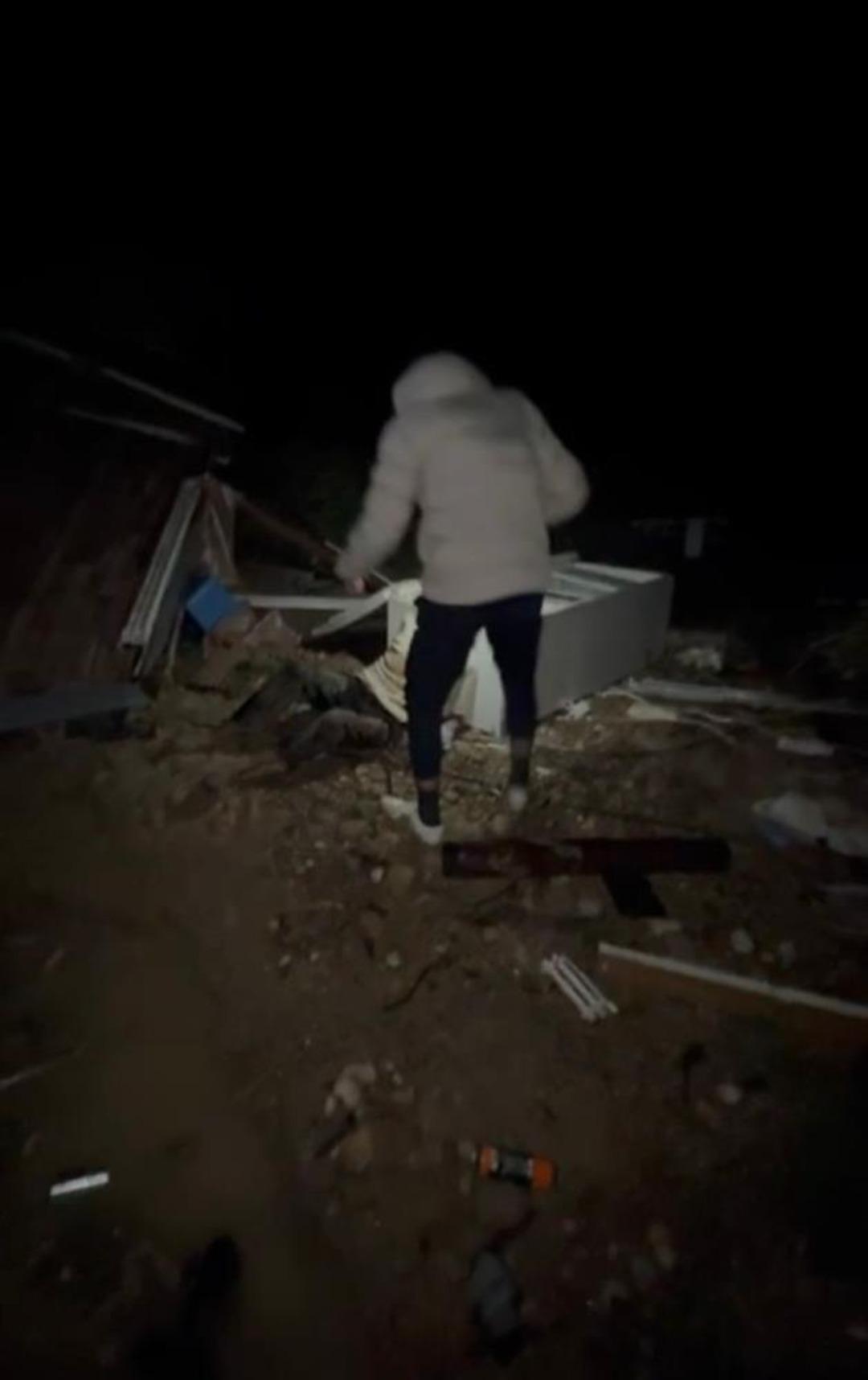 Hortumun savurduğu konteynerdeki yaralı adamın bulunduğu anların g&ouml;r&uuml;nt&uuml;s&uuml; &ccedil;ıktı 3