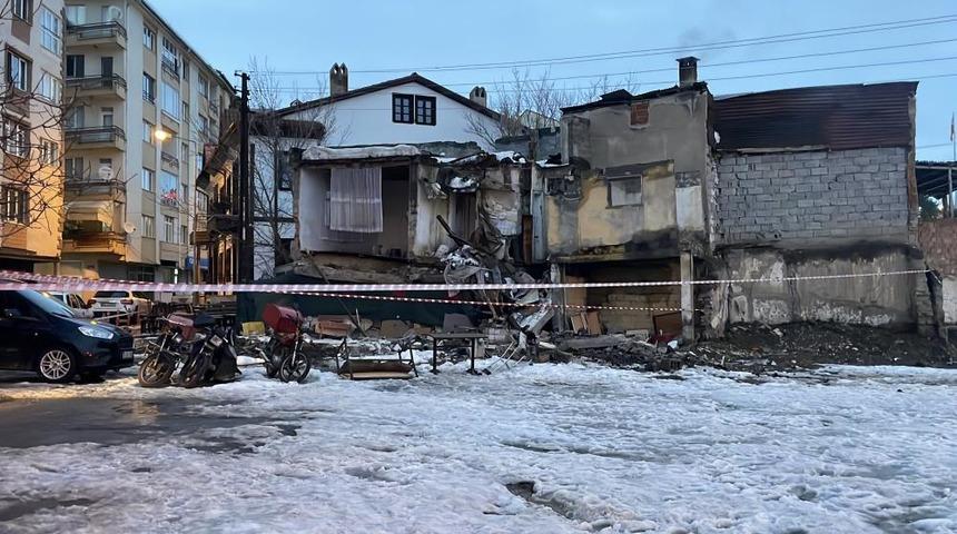 Metruk bina &ccedil;&ouml;kt&uuml;, mahallede panik yaşandı