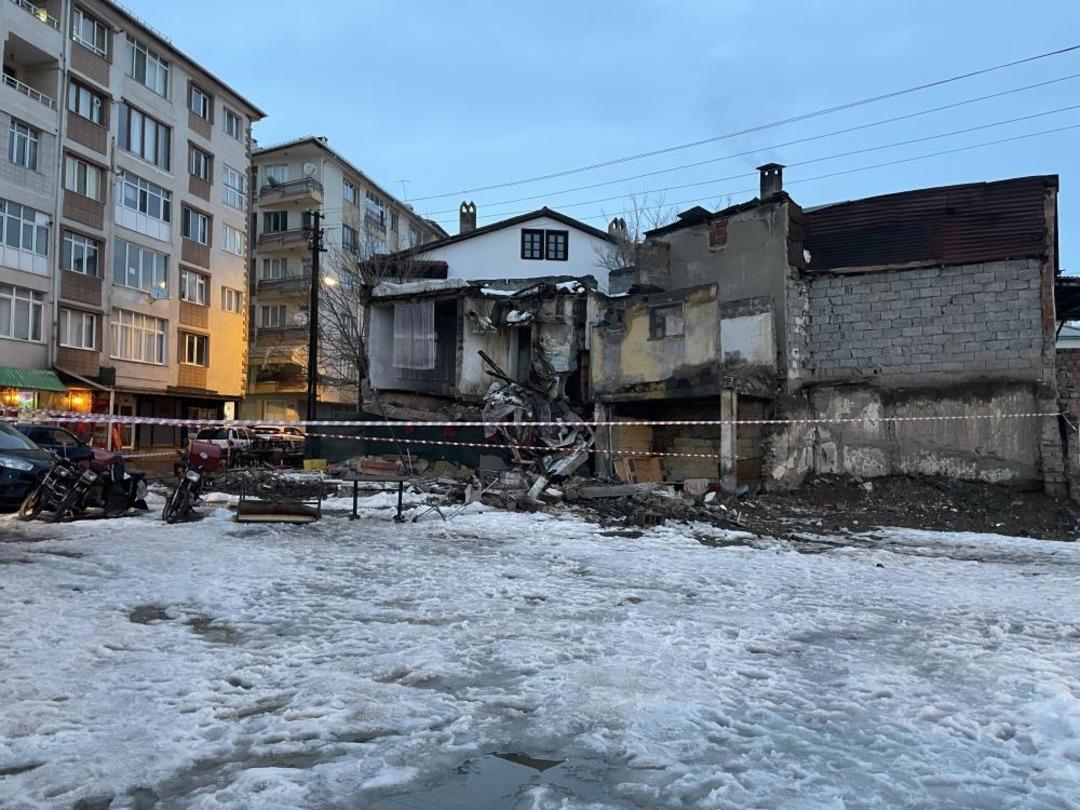 Metruk bina &ccedil;&ouml;kt&uuml;, mahallede panik yaşandı 1