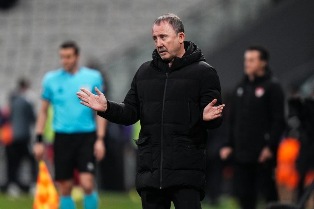 10 kişi Beşiktaş Konyaspor u ge&ccedil;meyi başardı! Kartal nefes aldı 8