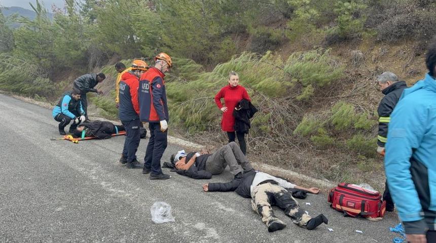 Yabancı &ouml;ğrencileri taşıyan minib&uuml;s şarampole u&ccedil;tu: 17 yaralı