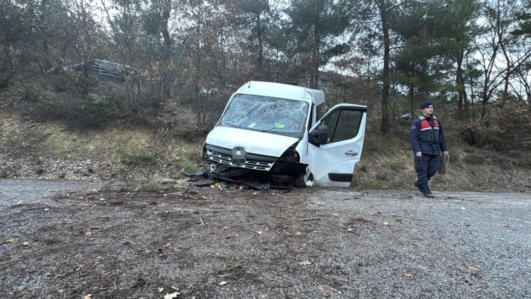 Yabancı &ouml;ğrencileri taşıyan minib&uuml;s şarampole u&ccedil;tu: 17 yaralı 2