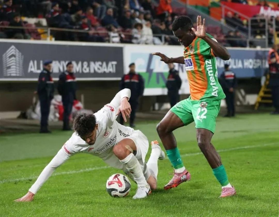 Alanyaspor dan Ogundu Augsburg a transfer oluyor! Fenerbah&ccedil;e detayı g&uuml;ndem oldu 1
