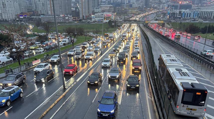 İstanbul'da trafik yoğunluğu! Y&uuml;zde 80'e ulaştı