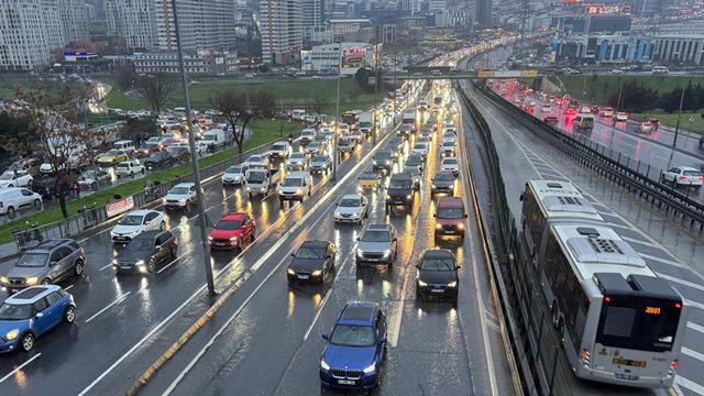 İstanbul'da trafik yoğunluğu! Yüzde 80'e ulaştı