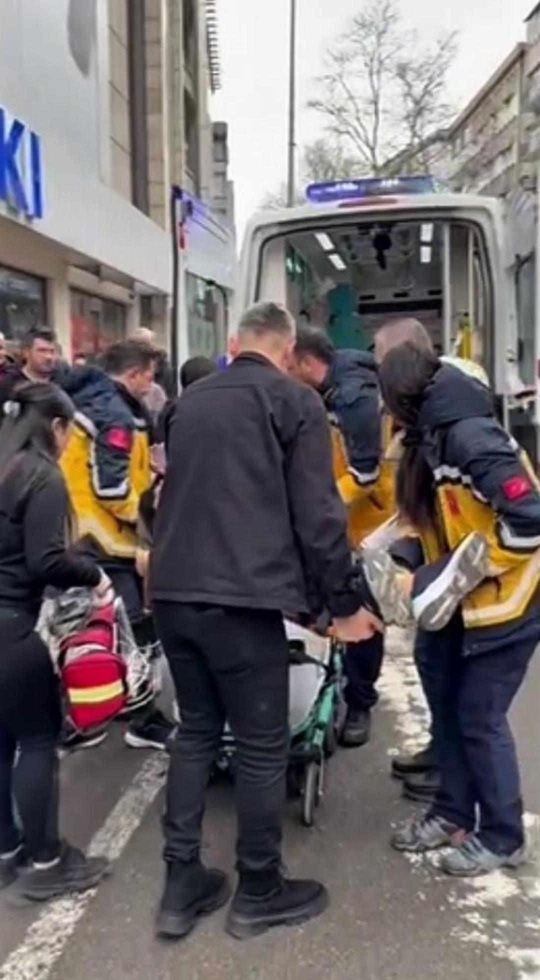 Mağazanın merdivenlerinden d&uuml;şen kadın hastanelik oldu 1