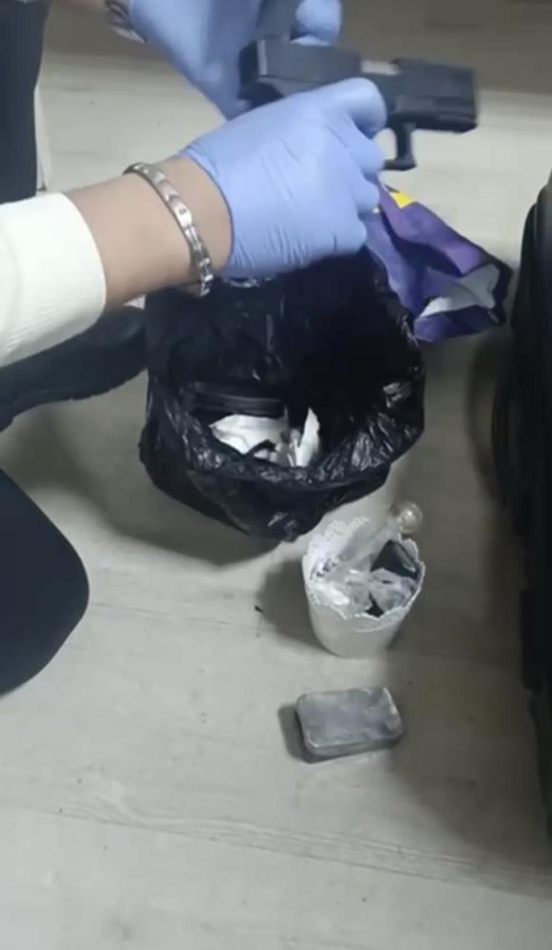 Polis pizzacı kılığına girdi, "Baron abla" lakaplı torbacı kadını yakaladı 3