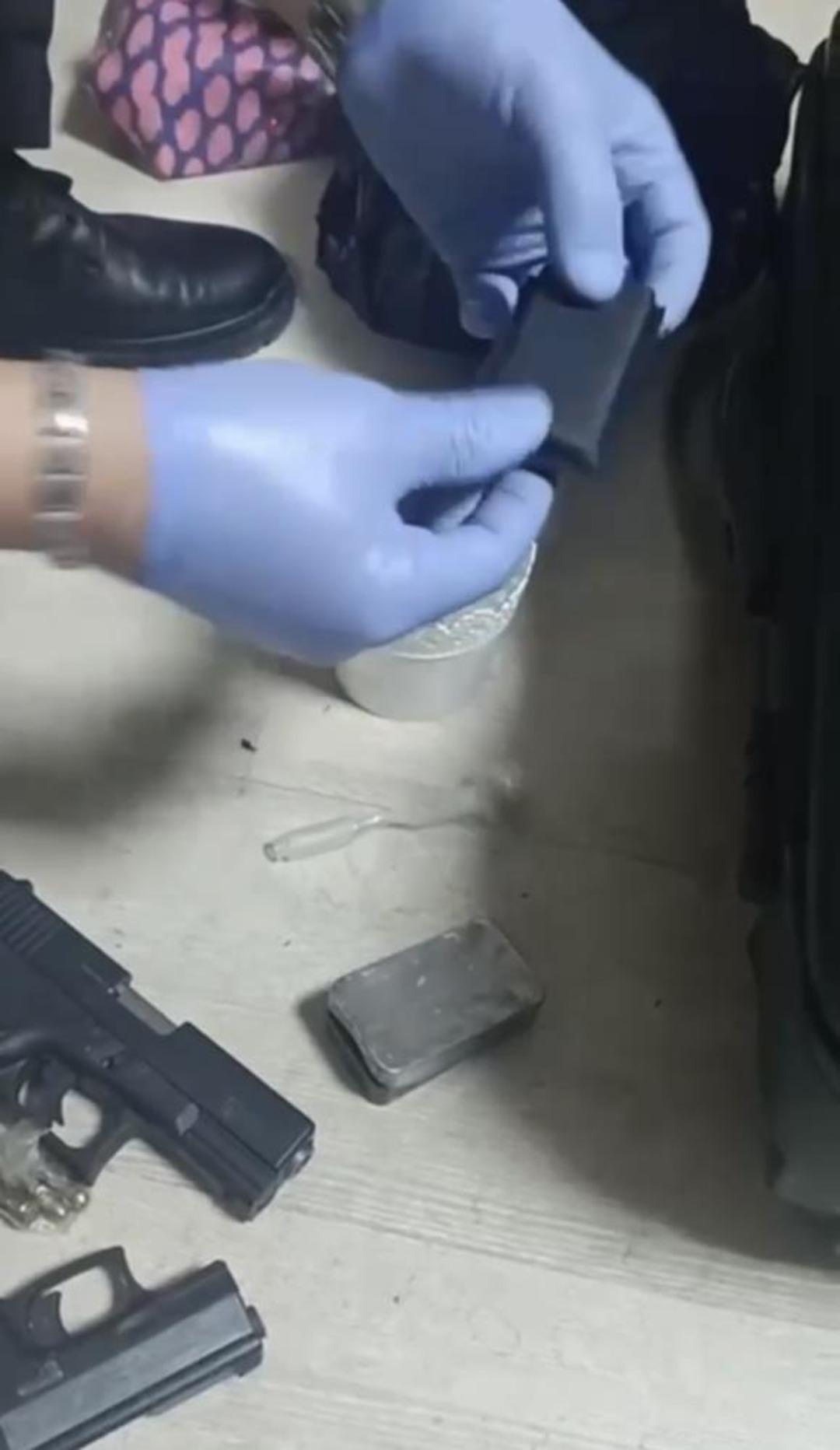 Polis pizzacı kılığına girdi, "Baron abla" lakaplı torbacı kadını yakaladı 1