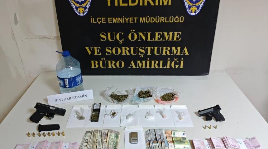 Polis pizzacı kılığına girdi, "Baron abla" lakaplı torbacı kadını yakaladı