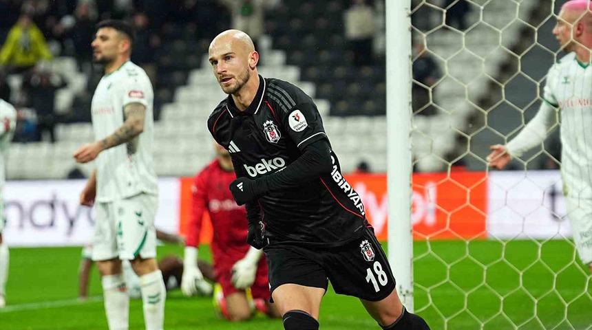 10 kişi Beşiktaş Konyaspor'u ge&ccedil;meyi başardı! Kartal nefes aldı