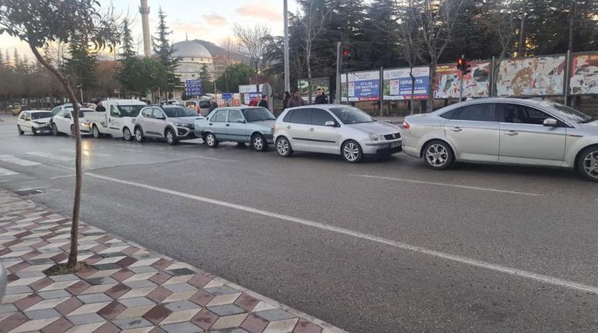 Isparta'da akılalmaz kaza! Ani fren yapınca 7 ara&ccedil; birbirine girdi