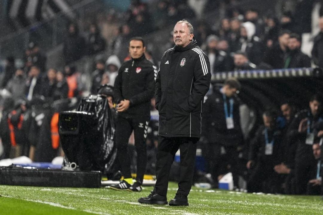 10 kişi Beşiktaş Konyaspor u ge&ccedil;meyi başardı! Kartal nefes aldı 4