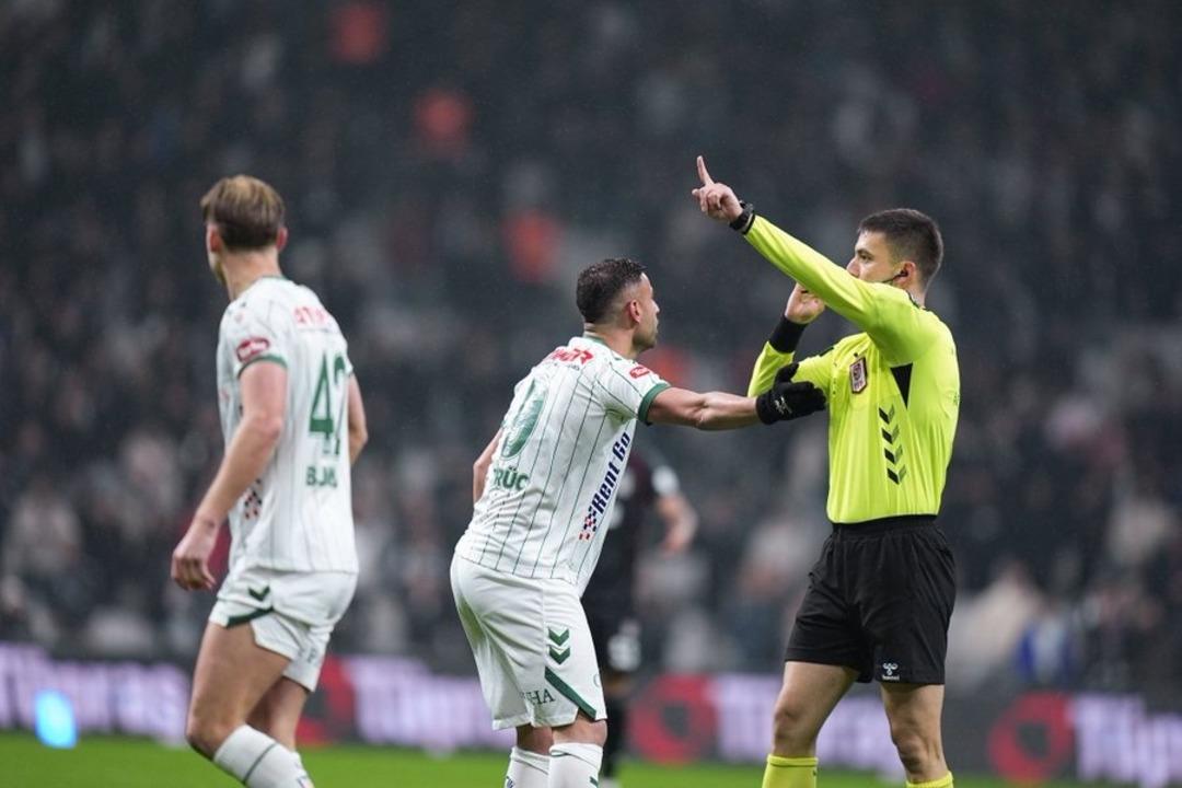 10 kişi Beşiktaş Konyaspor u ge&ccedil;meyi başardı! Kartal nefes aldı 3