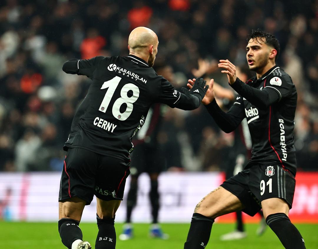 10 kişi Beşiktaş Konyaspor u ge&ccedil;meyi başardı! Kartal nefes aldı 2