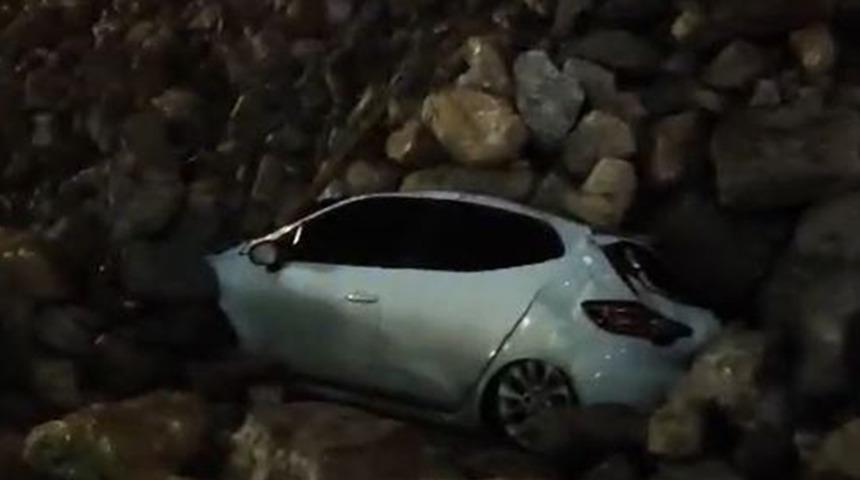 Yer: Hatay! İstinat duvarı park halindeki ara&ccedil;ların &uuml;st&uuml;ne devrildi