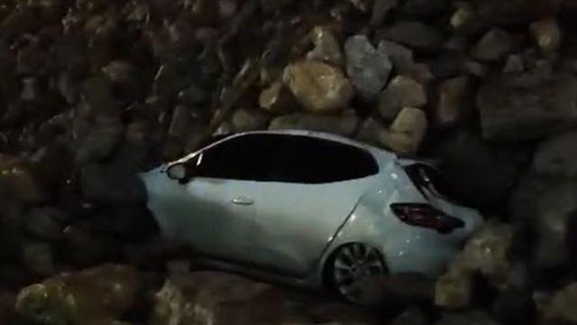 Yer: Hatay! İstinat duvarı park halindeki araçların üstüne devrildi