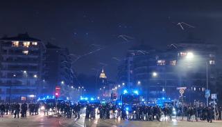 İtalya'da g&ouml;stericiler ile polis arasında &ccedil;atışma yaşandı! Polis aracı ateşe verildi