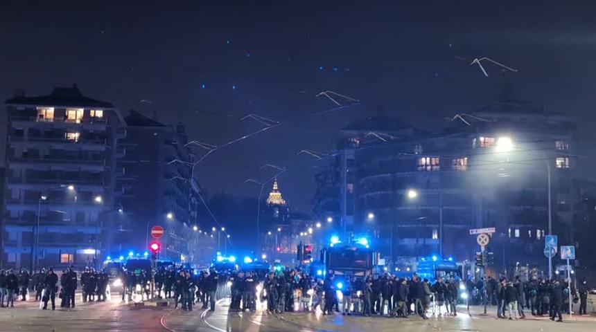 İtalya'da g&ouml;stericiler ile polis arasında &ccedil;atışma yaşandı! Polis aracı ateşe verildi