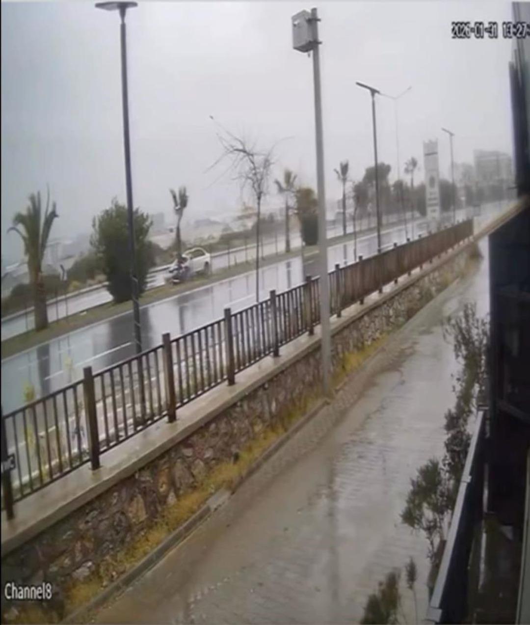 Kontrolden çıkan otomobil refüjdeki ağaca çarpıp takla attı 3