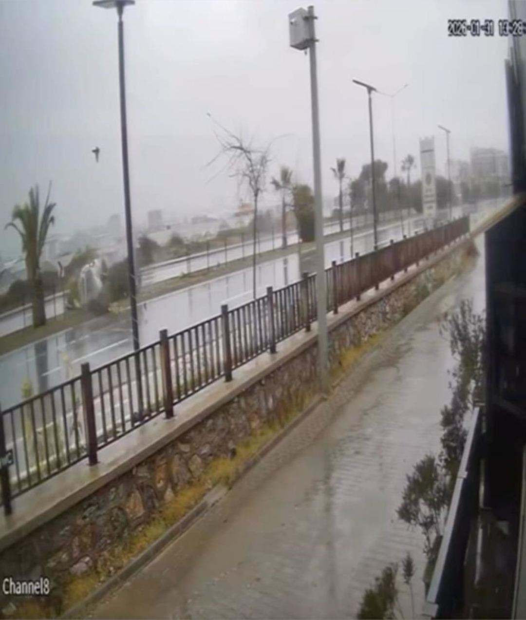 Kontrolden çıkan otomobil refüjdeki ağaca çarpıp takla attı 2