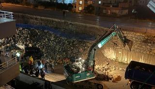 İstinat duvarı park halindeki ara&ccedil;ların &uuml;zerine &ccedil;&ouml;kt&uuml;