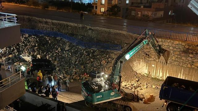 İstinat duvarı park halindeki araçların üzerine çöktü  