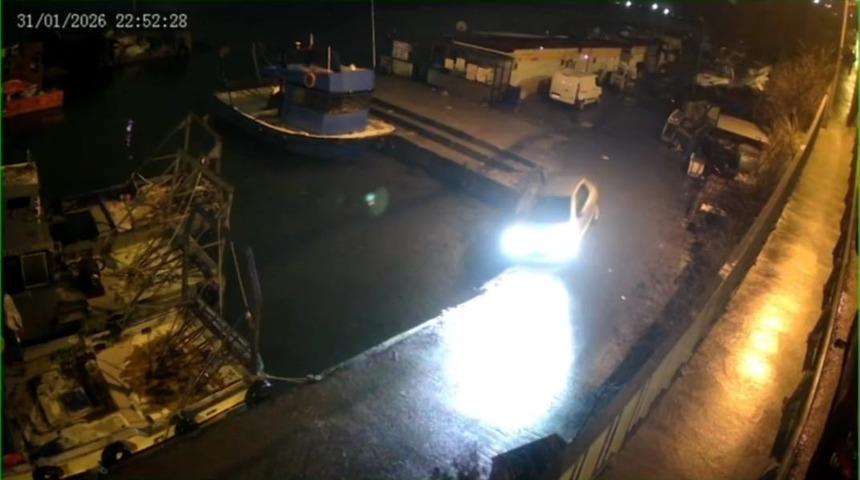 Sarıyer&rsquo;de aynı yerde aynı şekilde ikinci kez bir ara&ccedil; mendirekte asılı kaldı: O anlar kamerada