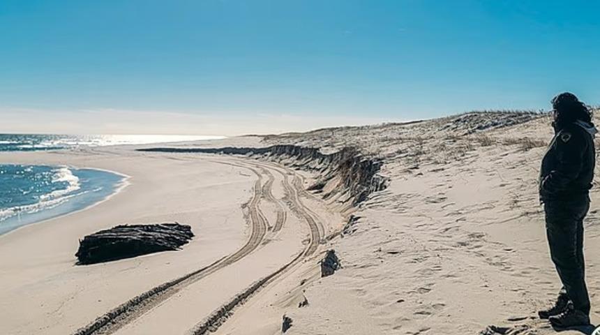 36 yıl &ouml;nce batmıştı: Plajda ortaya &ccedil;ıktı! Yanına yaklaşırken bile tekrar d&uuml;ş&uuml;n&uuml;n