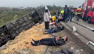 Antalya'da korkun&ccedil; kaza! Yolcu otob&uuml;s&uuml; devrildi: &Ouml;l&uuml; ve yaralılar var