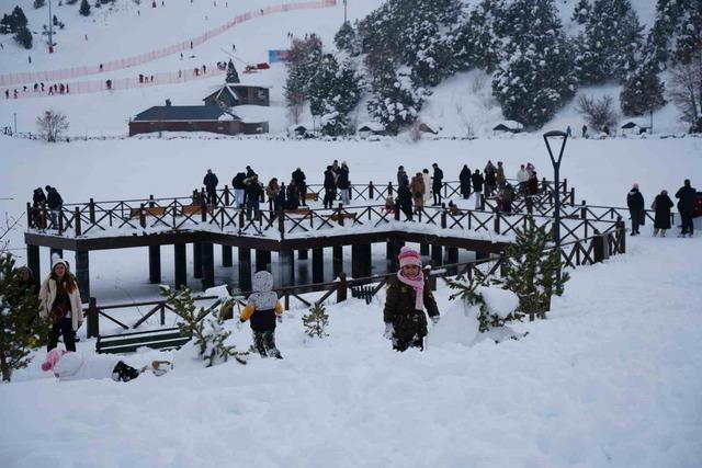 Ergan Kayak Merkezi s&ouml;mestirin son g&uuml;n&uuml;nde doldu taştı 3