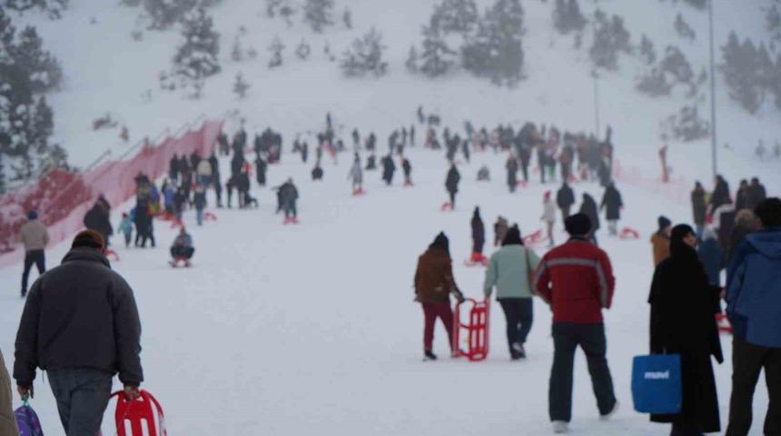 Ergan Kayak Merkezi s&ouml;mestirin son g&uuml;n&uuml;nde doldu taştı