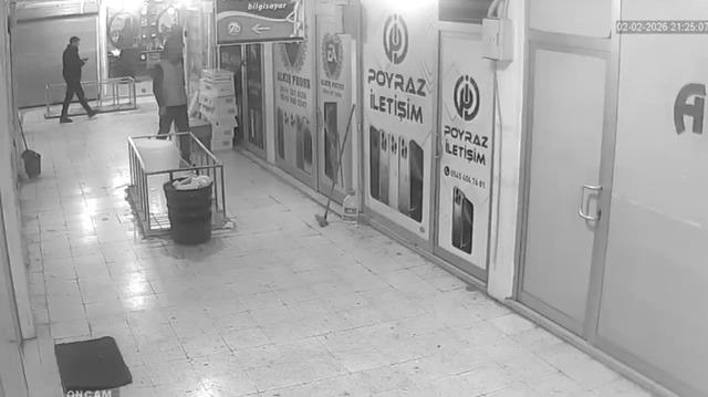 Mardin’de iş yerinden elektrikli süpürge hırsızlığı kamerada 1