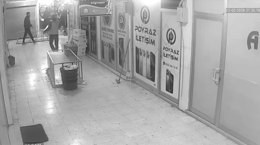 Mardin&rsquo;de iş yerinden elektrikli s&uuml;p&uuml;rge hırsızlığı kamerada