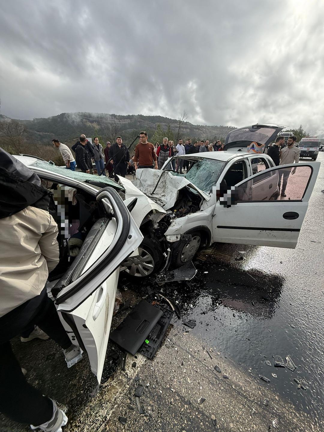 Burdur da katliam gibi kaza! İki araç kafa kafaya çarpıştı: 7 ölü, çok sayıda yaralı 3