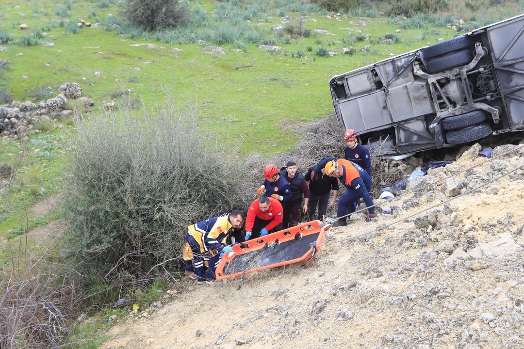 Antalya da korkun&ccedil; kaza! Otob&uuml;s şarampole devrildi: 8 kişi hayatını kaybetti 1