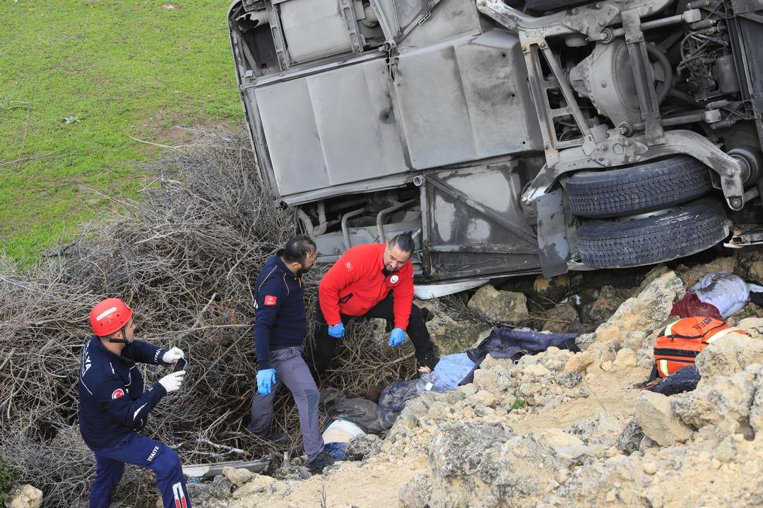 Antalya da korkun&ccedil; kaza! Otob&uuml;s şarampole devrildi: 8 kişi hayatını kaybetti 2