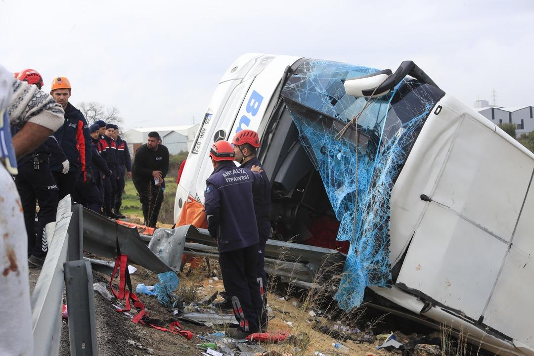 Antalya da korkun&ccedil; kaza! Otob&uuml;s şarampole devrildi: 8 kişi hayatını kaybetti 3