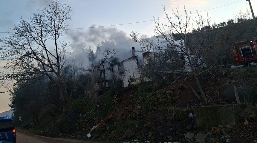 &Ccedil;ıkan yangında ev k&uuml;le d&ouml;nd&uuml;