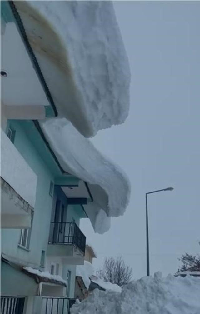 Ovacık&rsquo;ta bina &ccedil;atılarında sarkan kar k&uuml;tleleri hayrete d&uuml;ş&uuml;rd&uuml; 1