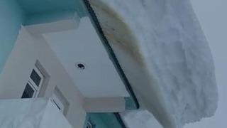 Ovacık’ta bina çatılarında sarkan kar kütleleri hayrete düşürdü