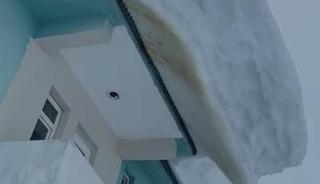 Ovacık&rsquo;ta bina &ccedil;atılarında sarkan kar k&uuml;tleleri hayrete d&uuml;ş&uuml;rd&uuml;