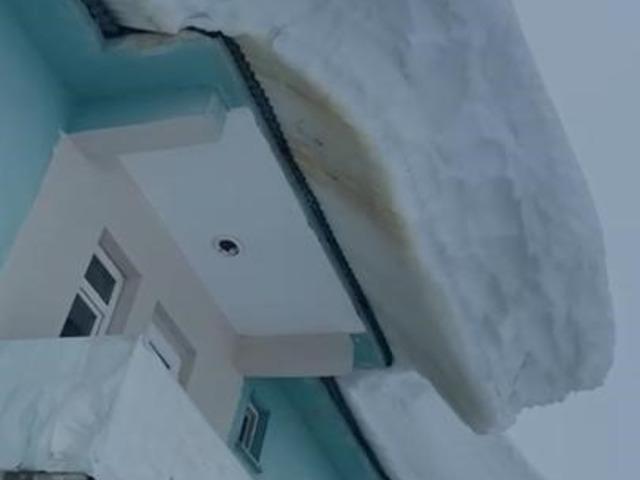 Ovacık&rsquo;ta bina &ccedil;atılarında sarkan kar k&uuml;tleleri hayrete d&uuml;ş&uuml;rd&uuml;