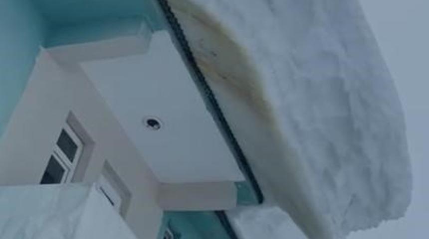 Ovacık&rsquo;ta bina &ccedil;atılarında sarkan kar k&uuml;tleleri hayrete d&uuml;ş&uuml;rd&uuml;