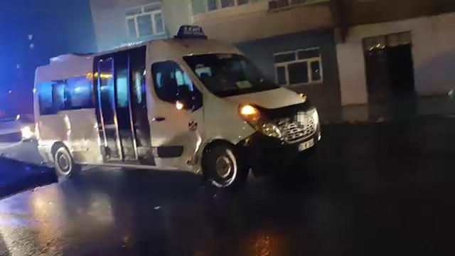 Diyarbakır&rsquo;da ticari taksi ile yolcu minib&uuml;s&uuml; &ccedil;arpıştı: 3 yaralı 1