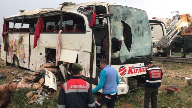 Yolcu otobüsü şarampole devrildi: 4 ölü, 34 yaralı