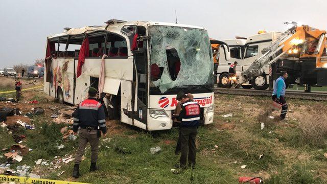 Yolcu otobüsü şarampole devrildi: 4 ölü, 34 yaralı