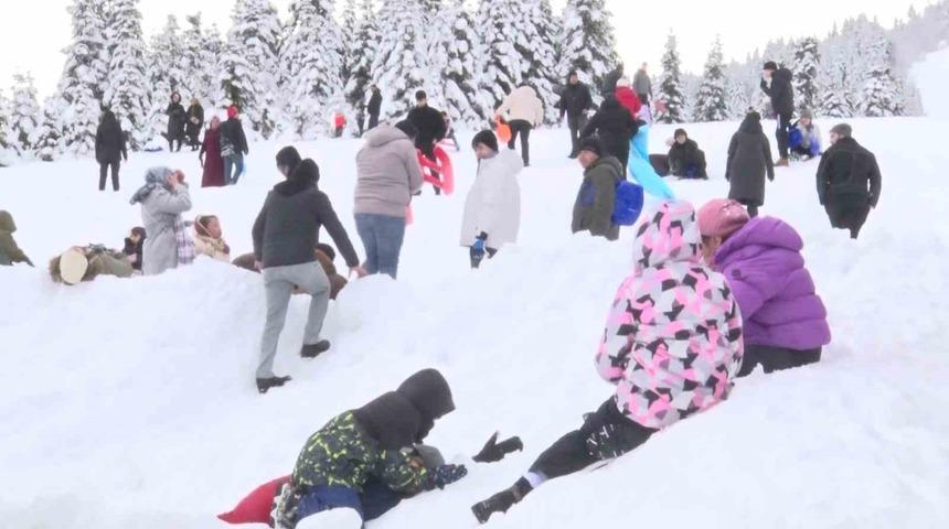 Uludağ&rsquo;da s&ouml;mestir tatilinin son g&uuml;n&uuml;nde yoğunluk s&uuml;r&uuml;yor