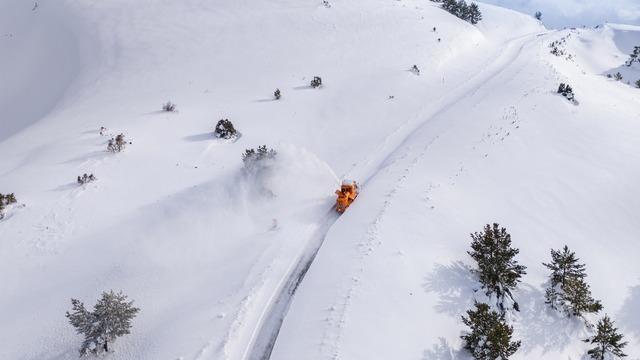 Kar kalınlığı 1 metreye ulaştı! Yozgat'taki Nalbant Geçidi dronla görüntülendi