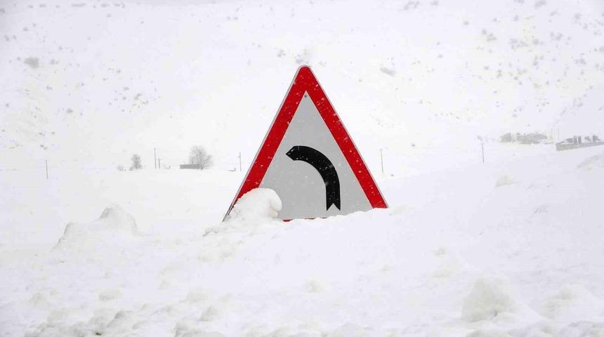 Kar yağışı Bitlis&rsquo;te etkisini artırdı: 100 k&ouml;y yolu ulaşıma kapandı